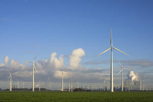 Niederlande, Provinz Groningen, Eemshaven, Blick auf Windpark-Turbinen - MKJF00028