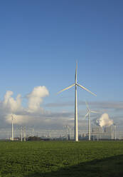 Niederlande, Provinz Groningen, Eemshaven, Blick auf Windpark-Turbinen - MKJF00029
