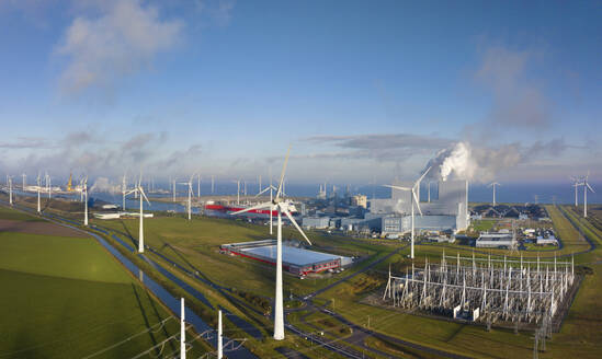 Niederlande, Provinz Groningen, Eemshaven, Luftaufnahme von Solaranlage, Windpark und Gaskraftwerk - MKJF00031