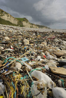 Frankreich, Normandie, Strand bedeckt mit Plastikmüll - MKJF00040