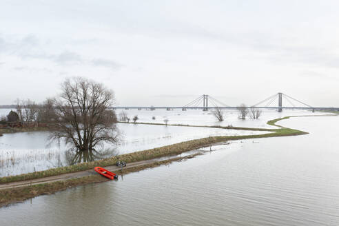 Niederlande, Luftaufnahme des Flusses Waal, der nach lang anhaltenden Regenfällen das umliegende Land überflutet - MKJF00044