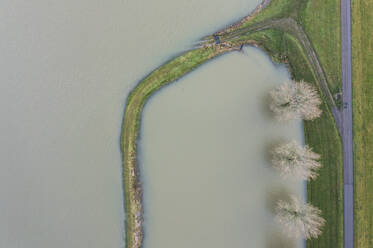 Niederlande, Luftaufnahme des Flusses Waal, der nach lang anhaltenden Regenfällen das umliegende Land überflutet - MKJF00046