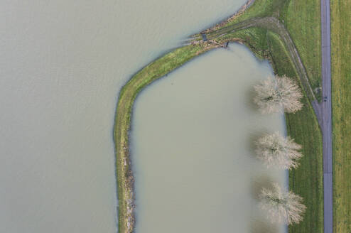 Niederlande, Luftaufnahme des Flusses Waal, der nach lang anhaltenden Regenfällen das umliegende Land überflutet - MKJF00046