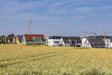 Deutschland, Baden-Württemberg, Ludwigsburg, Neubaugebiet mit Feld im Vordergrund - WDF07539