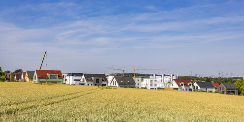 Deutschland, Baden-Württemberg, Ludwigsburg, Neubaugebiet mit Feld im Vordergrund - WDF07540