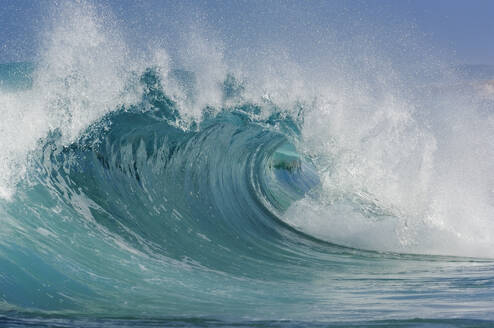 USA, Hawaii Islands, Oahu, Breaking wave of Pacific Ocean - RUEF04282