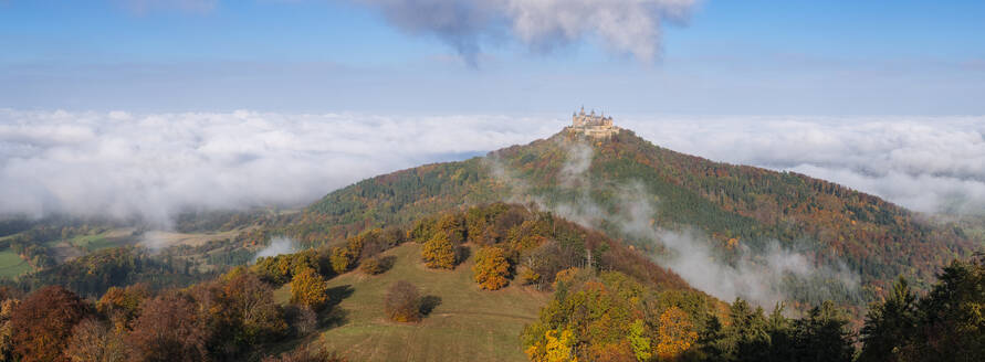 Deutschland, Baden-Württemberg, Bisingen, Panoramablick auf die Burg Hohenzollern bei nebliger Herbstdämmerung - RUEF04293