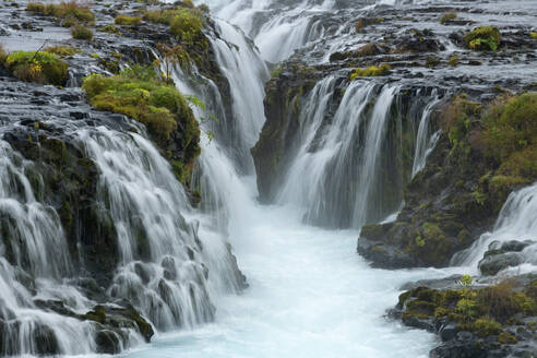 Island, Sudurland, Langzeitbelichtung des Wasserfalls Bruarfoss - RUEF04296