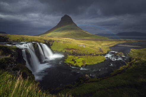 Island, Vesturland, Regenbogen über dem Wasserfall Kirkjufellsfoss - RUEF04300