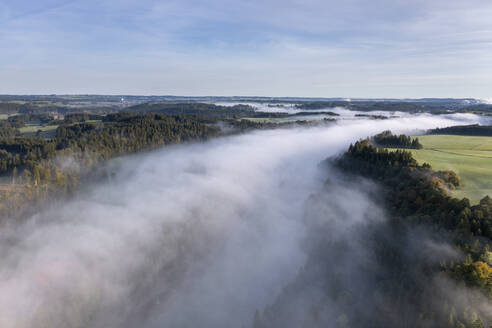 Deutschland, Bayern, Luftaufnahme des in dichten Herbstnebel gehüllten Flusses Lech - RUEF04306