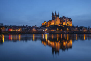 Germany, Saxony, Meissen, Albrechtsburg castle and Meissen Cathedral reflecting in Elbe river at dusk - RUEF04312