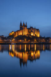 Deutschland, Sachsen, Meißen, Albrechtsburg und Meißner Dom spiegeln sich in der Elbe in der Abenddämmerung - RUEF04313