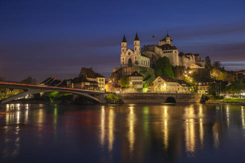 Schweiz, Kanton Aargau, Aarburg, Aare und Schloss Aarburg in der frühen Morgendämmerung - RUEF04314