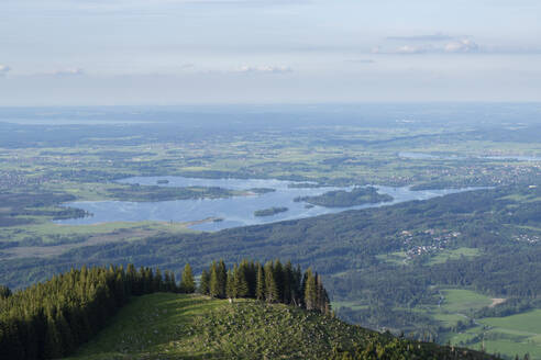 Deutschland, Bayern, Staffelsee vom Gipfel des Hornle aus gesehen - RUEF04320