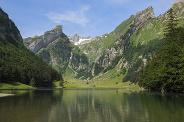 Schweiz, Appenzell Innerrhoden, Blick auf den Seealpsee in den Appenzeller Alpen - RUEF04322