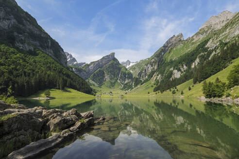 Schweiz, Appenzell Innerrhoden, Blick auf den Seealpsee in den Appenzeller Alpen - RUEF04323