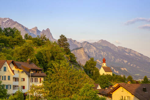 Alte Häuser der Stadt Sargans in der Nähe der Berge bei St. Gallen in der Schweiz - MAMF02922