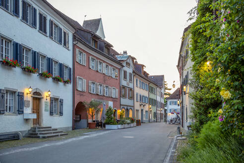 Wohnhäuser und Straße der alten Stadt Sargans bei St. Gallen in der Schweiz - MAMF02924