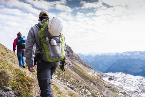 Couple hiking on Bavarian mountain in Germany - UUF31454