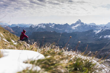 Sorglose Frau auf einem bayerischen Berg in Deutschland - UUF31456