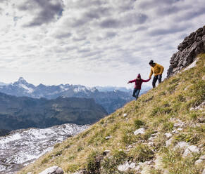 Paar beim Abstieg auf einem Berg in den bayerischen Alpen in Deutschland - UUF31457