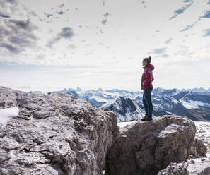 Junger Wanderer steht auf einem Berg in den bayerischen Alpen, Deutschland - UUF31463