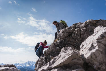 Junges Paar beim Wandern auf einem Berg in den bayerischen Alpen, Deutschland - UUF31465