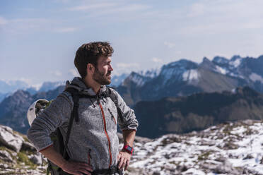 Wanderer auf einem bayerischen Berg in Deutschland - UUF31468