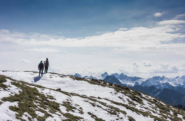 Wandererpaar auf einem Berg in den bayerischen Alpen in Deutschland - UUF31470