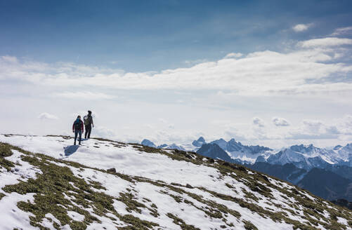 Wandererpaar auf einem Berg in den bayerischen Alpen in Deutschland - UUF31470