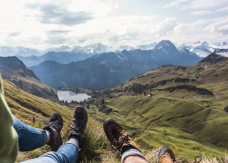 Paar sitzt auf einem Berg in den bayerischen Alpen in Deutschland - UUF31472