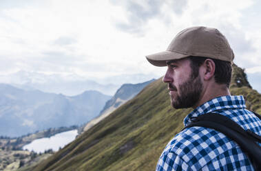 Mann beim Wandern auf einem Berg in den bayerischen Alpen, Deutschland - UUF31473