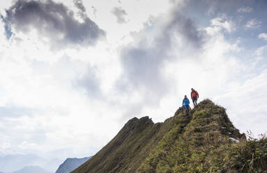 Paar beim Wandern auf einem Berg in den bayerischen Alpen in Deutschland - UUF31476