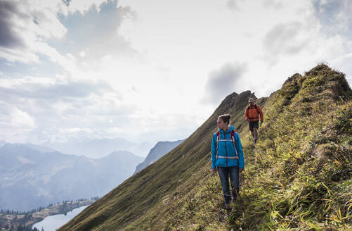 Wanderer beim Abstieg auf einem Berg in den Bayerischen Alpen in Deutschland - UUF31477