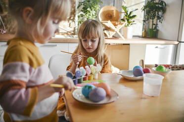 Sisters painting Easter eggs at home - ASHF00058