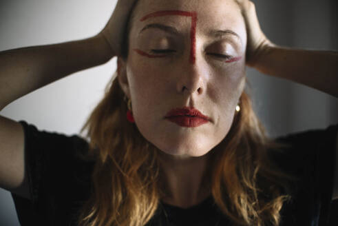 Depressive Frau mit Kopf in den Händen vor grauem Hintergrund - ASHF00076