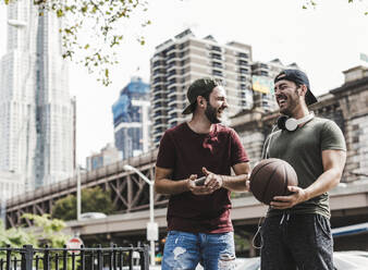 Glückliche junge Freunde lachen zusammen in der Stadt - UUF31484