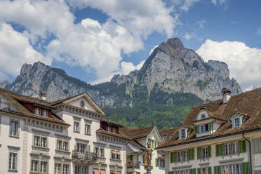 Hauptplatz mit Gipfel der Grossen Mythen im Hintergrund, Zentralschweiz, Kanton Schwyz, Schweiz - MAMF02934