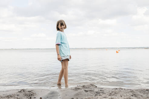 Glückliches Mädchen am Ufer eines Sees stehend - ELMF00020