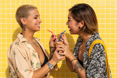 Schönes multiethnisches lesbisches Liebespaar, das sich im Freien verabredet - LGBT-Leute, die sich verbinden und Zeit miteinander verbringen, Konzepte über LGBTQ-Gemeinschaft, Vielfalt, Liebe und Lebensstil - DMDF10108