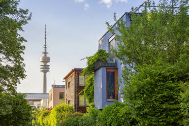 Olympiaturm in der Nähe von Wohngebäuden in München, Bayern, Deutschland - MAMF02939