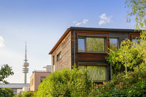 Moderne Wohngebäude in der Nähe des Olympiaturms in München, Bayern, Deutschland - MAMF02940