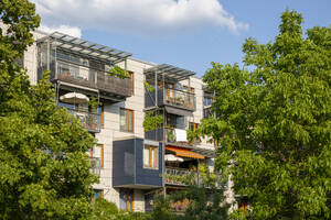 Grüne Balkone an einem modernen Mehrfamilienhaus in München, Bayern, Deutschland - MAMF02946