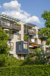 Balkone an einem grünen Gebäude in München, Bayern, Deutschland - MAMF02947