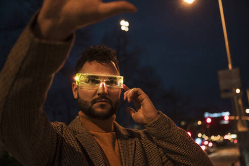 Man with smart glasses at night - UUF31520