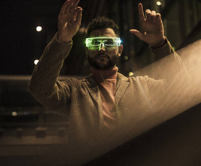 Man gesturing with smart glasses - UUF31527