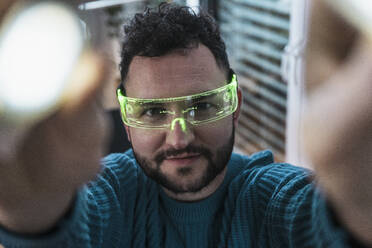 Man wearing smart glasses at home - UUF31587