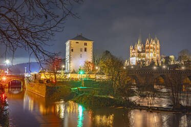 Deutschland, Hessen, Limburg an der Lahn, Lahn fließt durch die Stadt bei Nacht - MHF00770