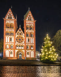 Germany, Hesse, Limburg an der Lahn, Christmas tree glowing in front of Limburg Cathedral at night - MHF00771