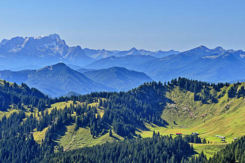 Deutschland, Bayern, Blick vom Hirschberg auf die Zugspitze - ANSF00729